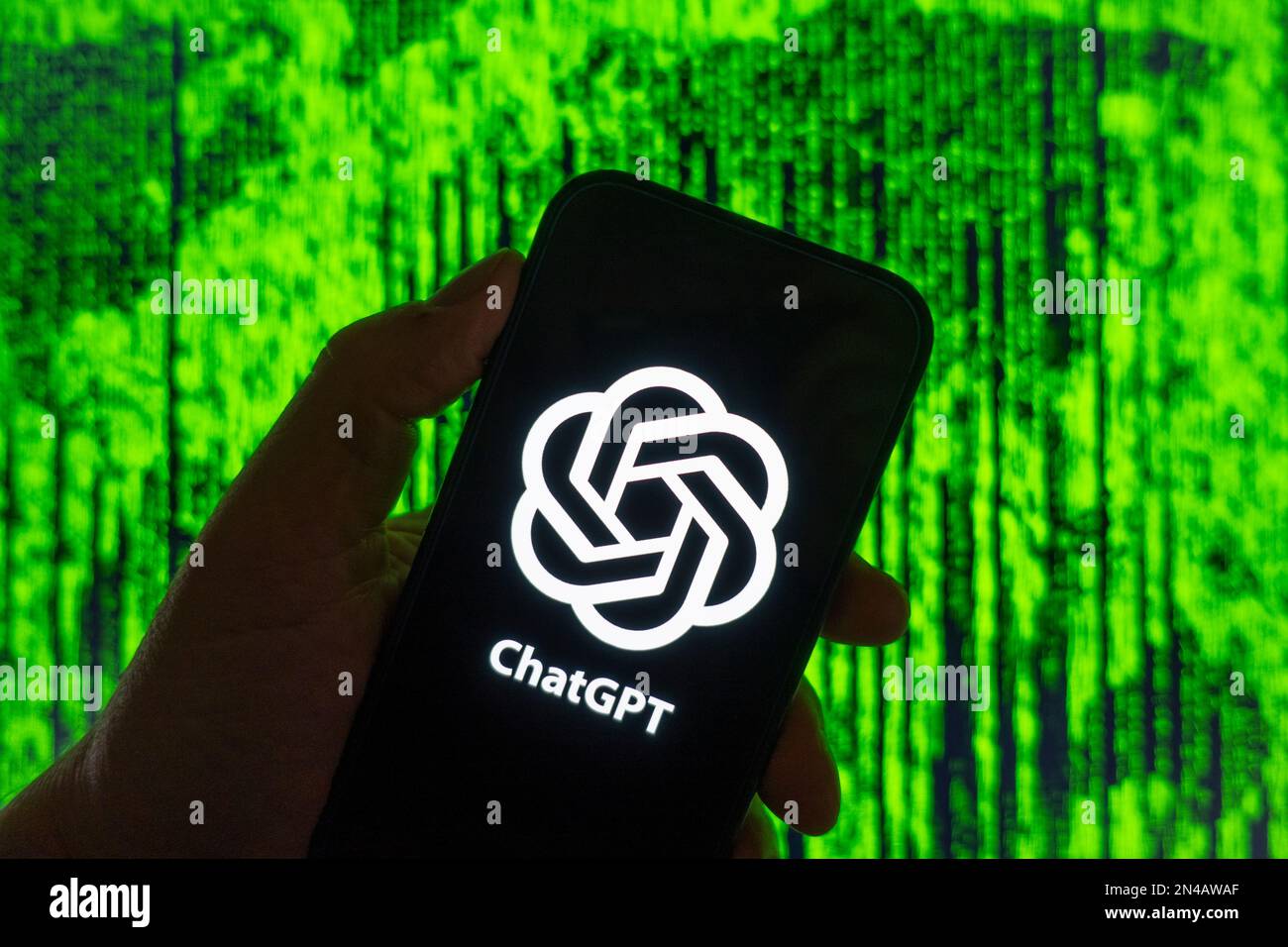 Digitales zusammengesetztes Bild des OpenAI ChatGPT-Chatbot-Logos auf dem Mobiltelefon Stockfoto