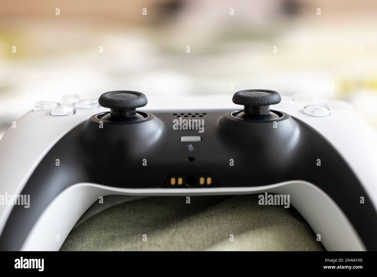 OSTRAVA, TSCHECHISCHE REPUBLIK - 17. MÄRZ 2022: Sony DualSense-Controller für PlayStation 5-Spielekonsolen in perspektivischer Ansicht Stockfoto