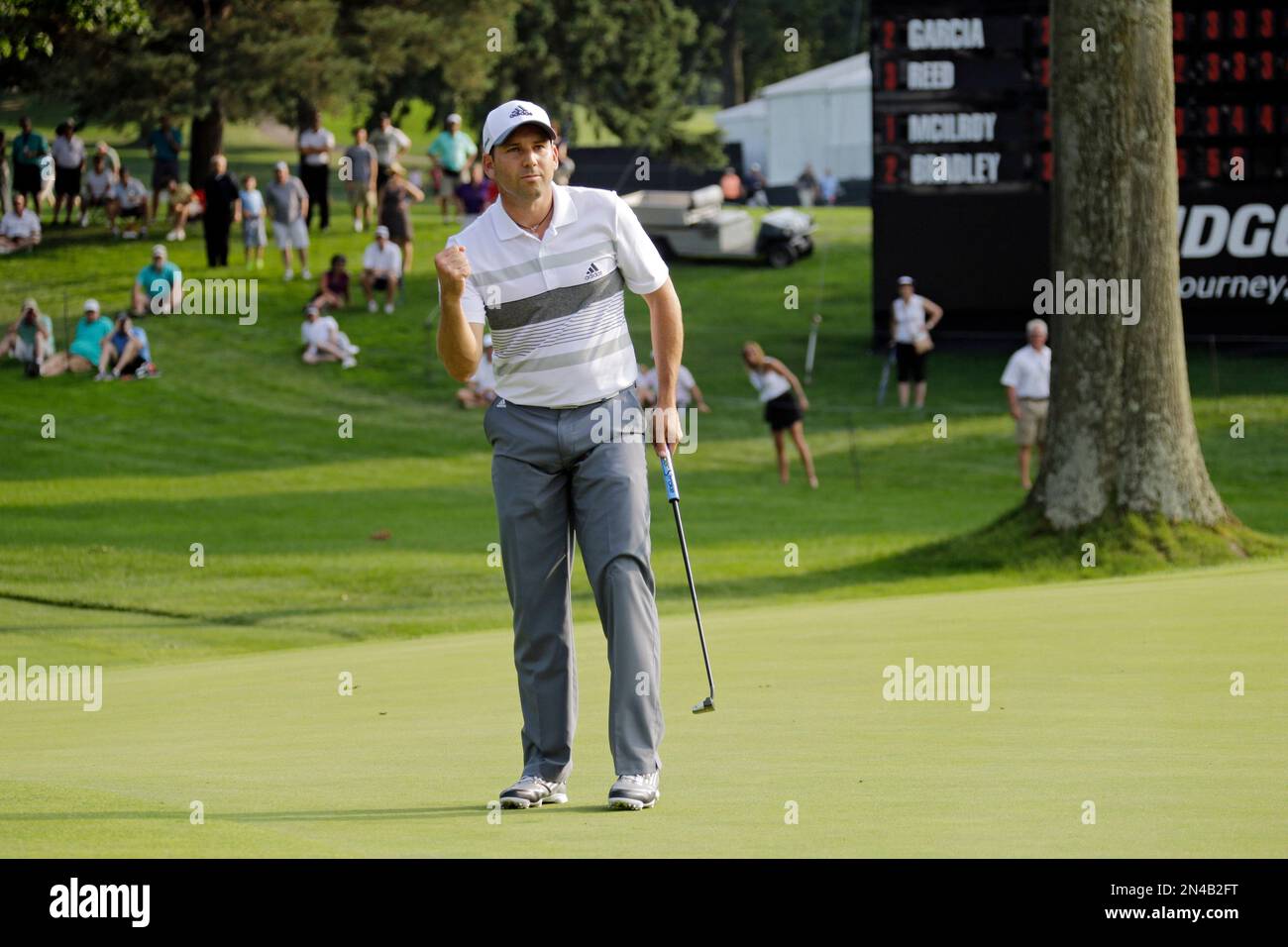 Sergio Garcia celebrates after making birdie on the 18th green during the second round of the Bridgestone Invitational golf tournament Friday, Aug. 1, 2014, at Firestone Country Club in Akron, Ohio. (AP Photo/Mark Duncan) Stockfoto