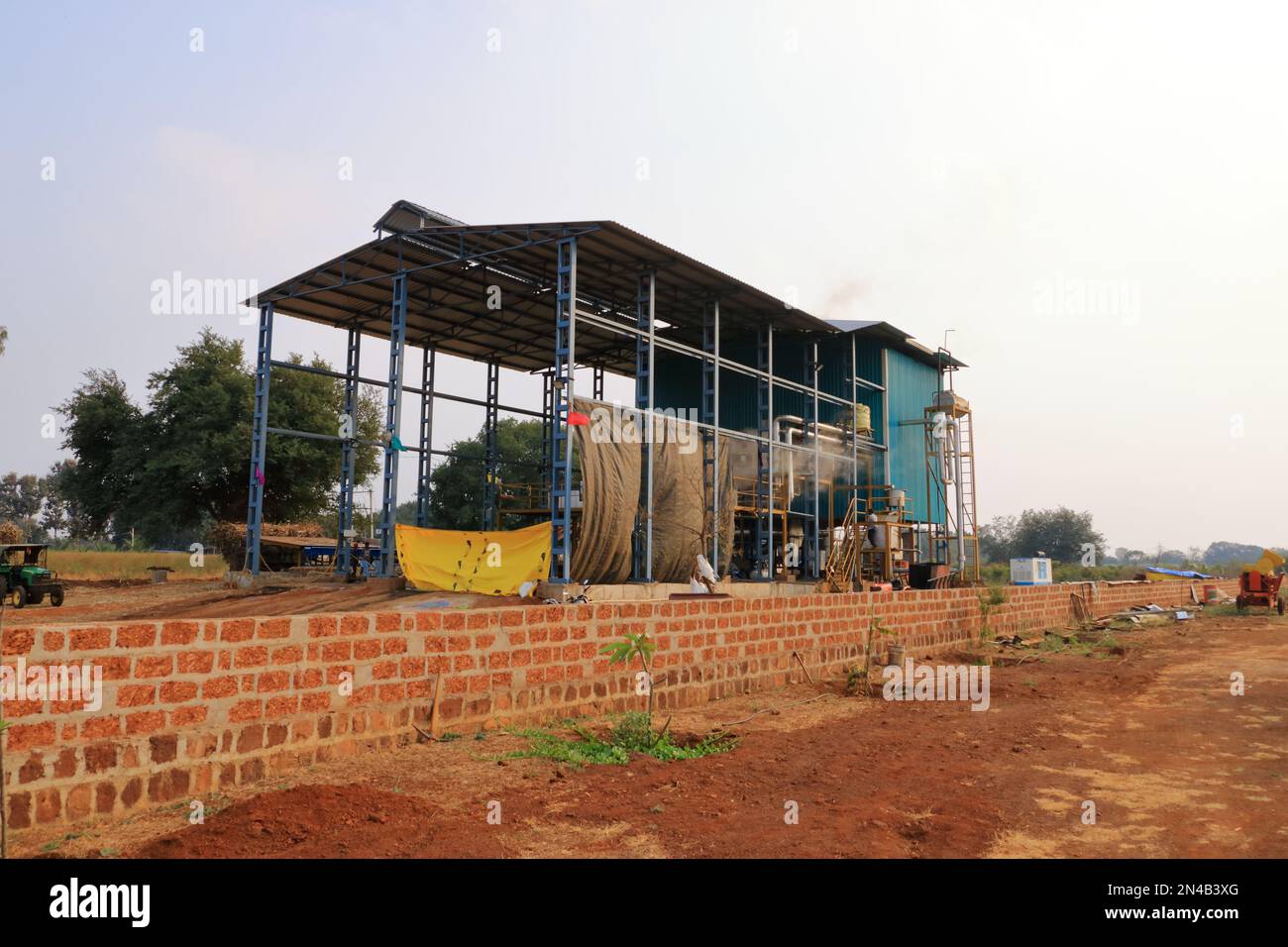 Dezember 17 2022 - Bidar, Karnataka in Indien: Moderne kleine Zuckerrohrfabrik in Zentralindien Stockfoto