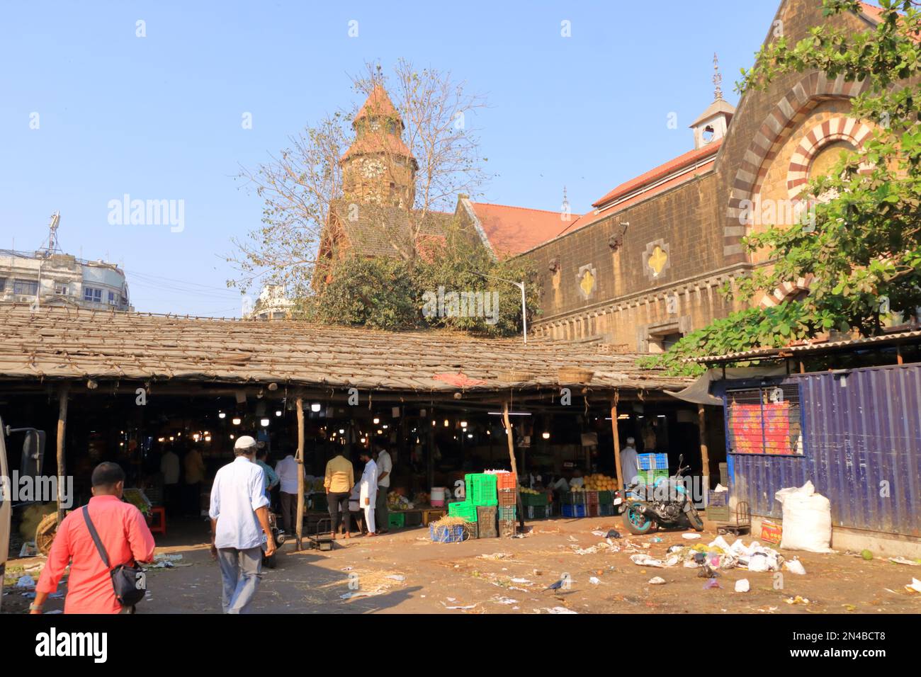 Dezember 21 2022 - Mumbai, Maharashtra in Indien: Mahatma Jyotiba Phule Mandai, einer der berühmtesten Märkte im Süden von Mumbai gegenüber dem Mumbai Stockfoto