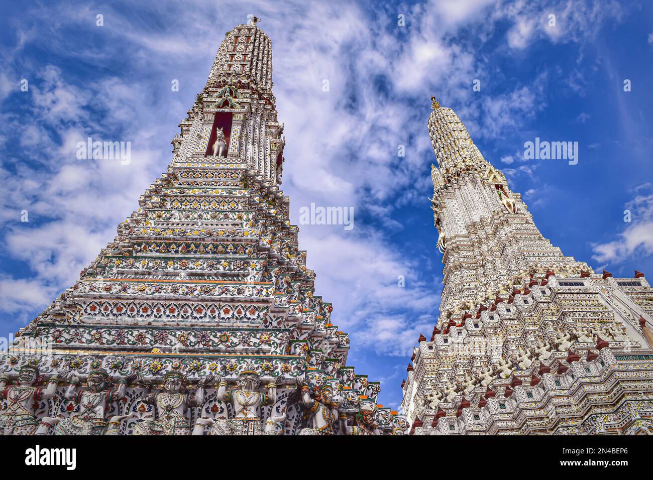 Wat Arun Tempel von Bangkok. Dieser Tempel ist eines der berühmtesten Wahrzeichen der Stadt und ist voller lebendiger Farben und komplizierter Designs. Stockfoto