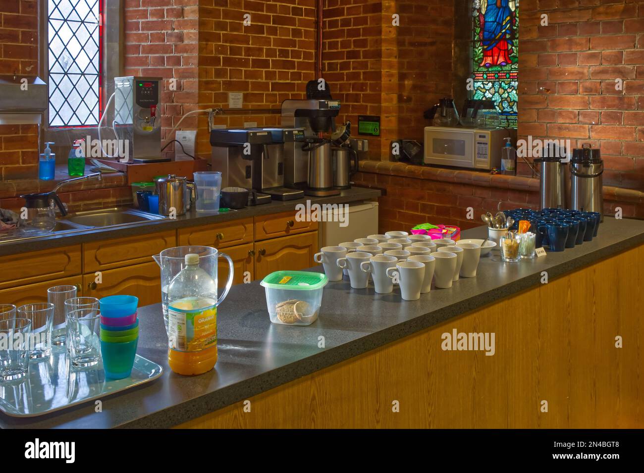 Erfrischungsgetränke in der Kirche, die morgens serviert werden Stockfoto