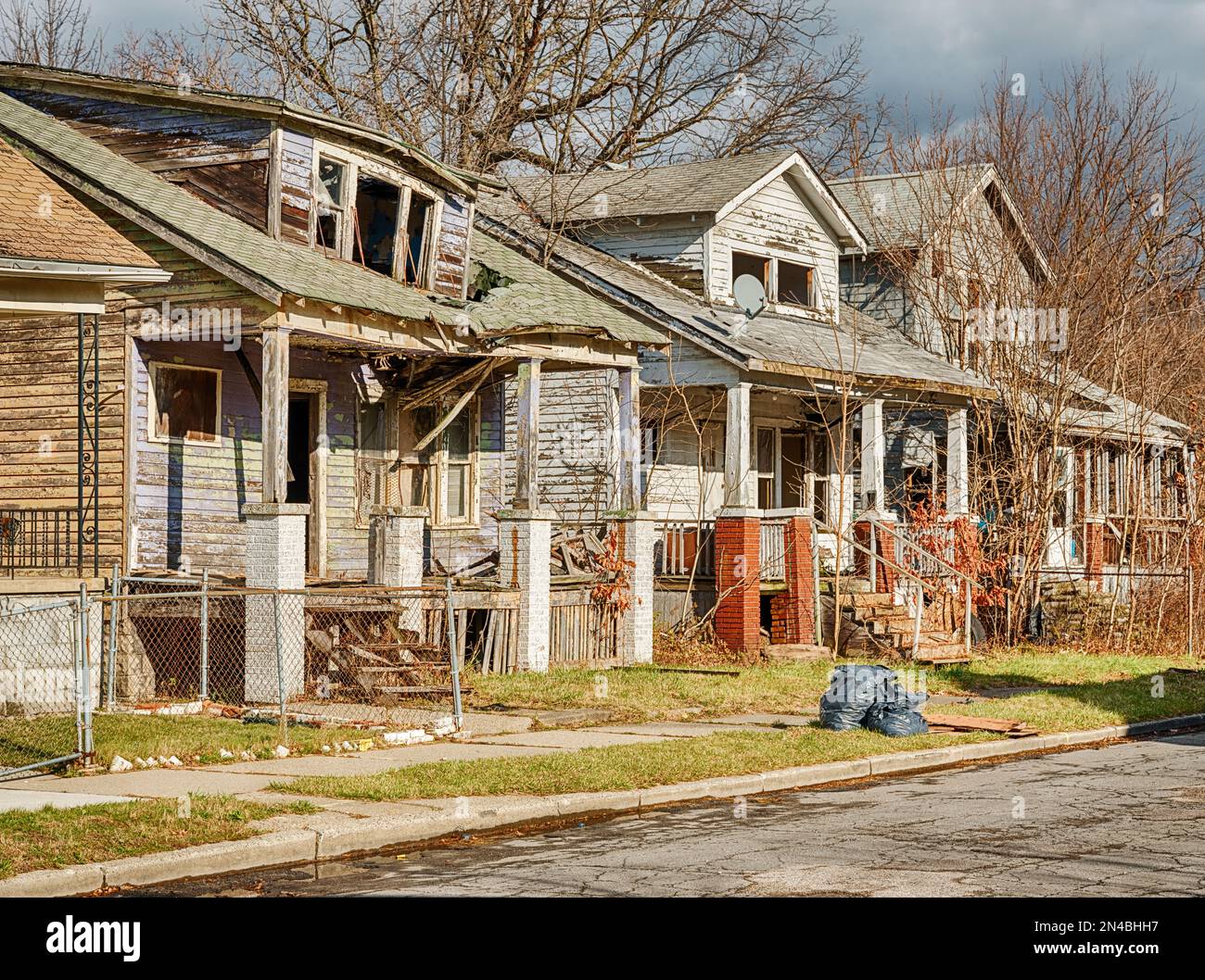 Ein ganzer Block von Häusern wurde in der Highland Park Gemeinde von Detroit verlassen. Stockfoto