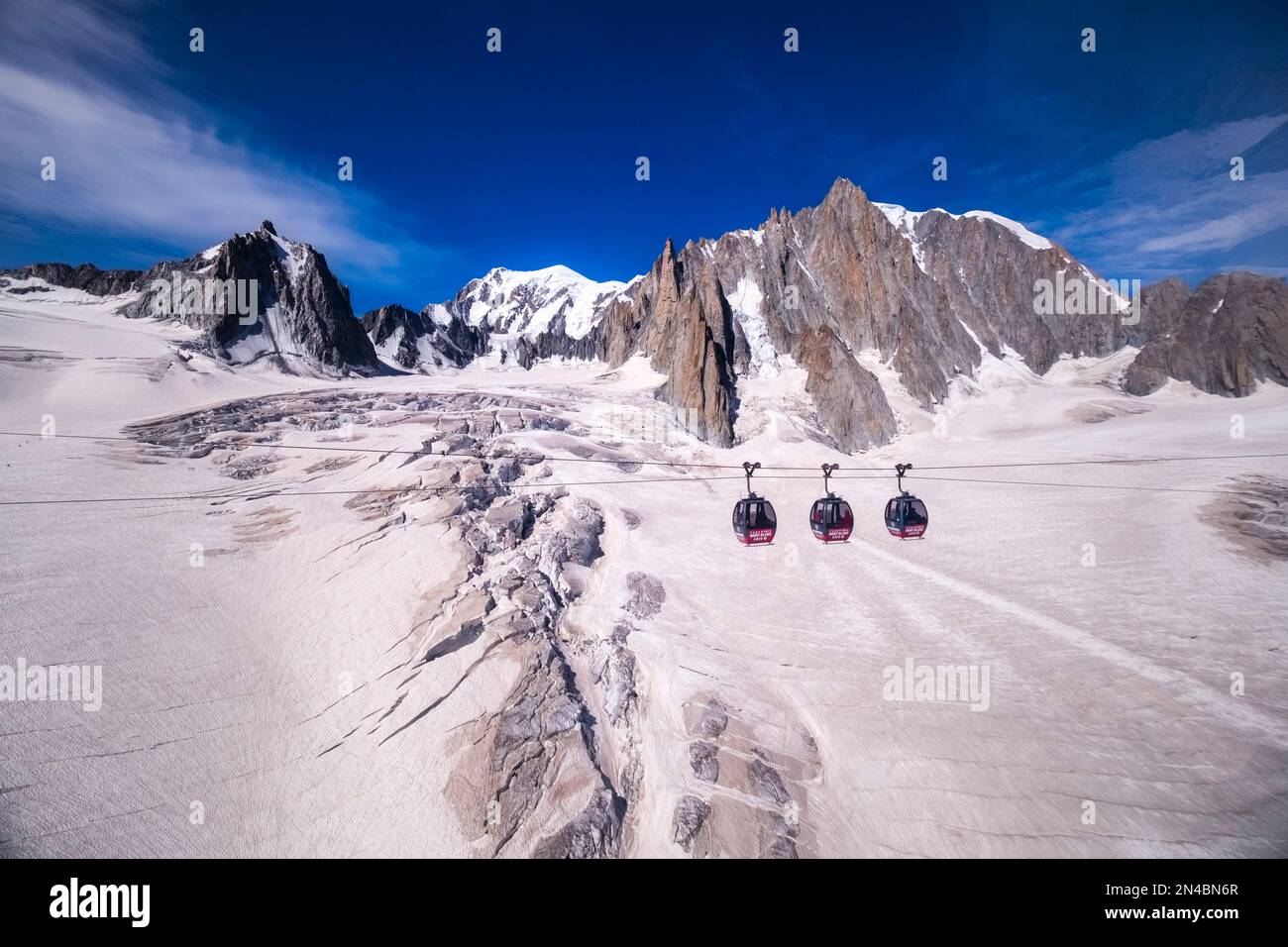 Drei Kabinen der Panorama-Seilbahn Mont Blanc, die den Géant-Gletscher, La Tour Ronde, Mont Blanc und Mont Blanc du Tacul in der Ferne überqueren. Stockfoto