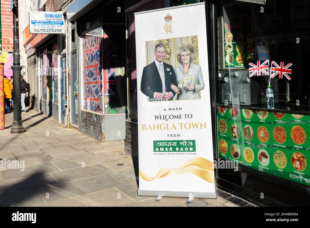 East London, Großbritannien. 8. Februar 2023 Banglatown begrüßt seine Majestäten, den König und die königliche Gemahlin in der Brick Lane. Foto: Amanda Rose/Alamy Live News Stockfoto