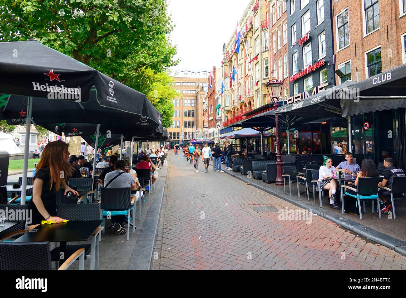Amsterdam Holland Niederlande Stadt der schönen Gebäude fährt mit dem Fahrrad durch Kanäle, Straßen und Brücken und Nachtleben Stockfoto