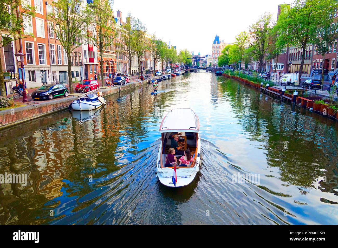 Amsterdam Holland Niederlande Stadt der schönen Gebäude fährt mit dem Fahrrad durch Kanäle, Straßen und Brücken und Nachtleben Stockfoto