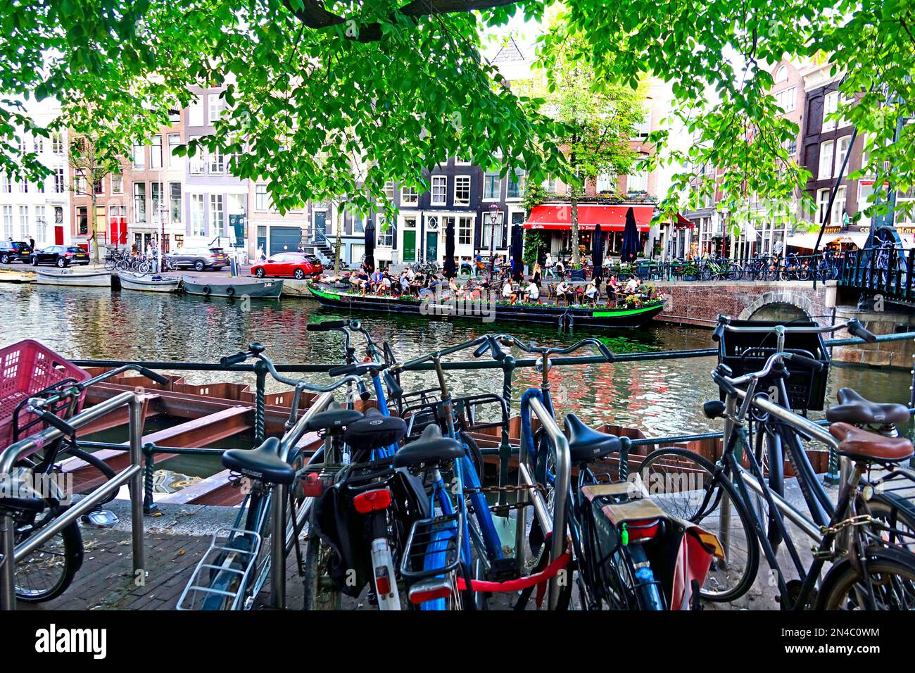 Amsterdam Holland Niederlande Stadt der schönen Gebäude fährt mit dem Fahrrad durch Kanäle, Straßen und Brücken und Nachtleben Stockfoto
