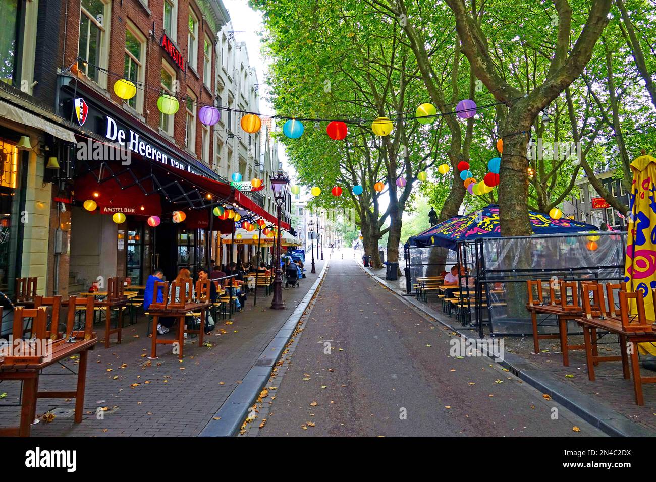 Amsterdam Holland Niederlande Stadt der schönen Gebäude fährt mit dem Fahrrad durch Kanäle, Straßen und Brücken und Nachtleben Stockfoto