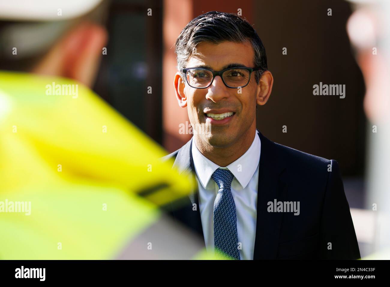 Premierminister Rishi Sunak spricht mit Lehrlingen, bevor er die Anlage besichtigt. Premierminister Rishi Sunak und neu ernannter Staatssekretär für en Stockfoto