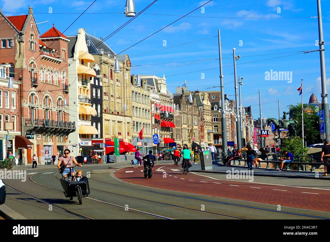 Amsterdam Holland Niederlande Stadt der schönen Gebäude fährt mit dem Fahrrad durch Kanäle, Straßen und Brücken und Nachtleben Stockfoto