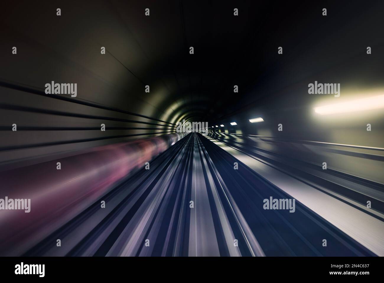 Eisenbahngleise im unterirdischen Tunnel in unscharfer Bewegung. Aus Sicht des Zuges. Stockfoto