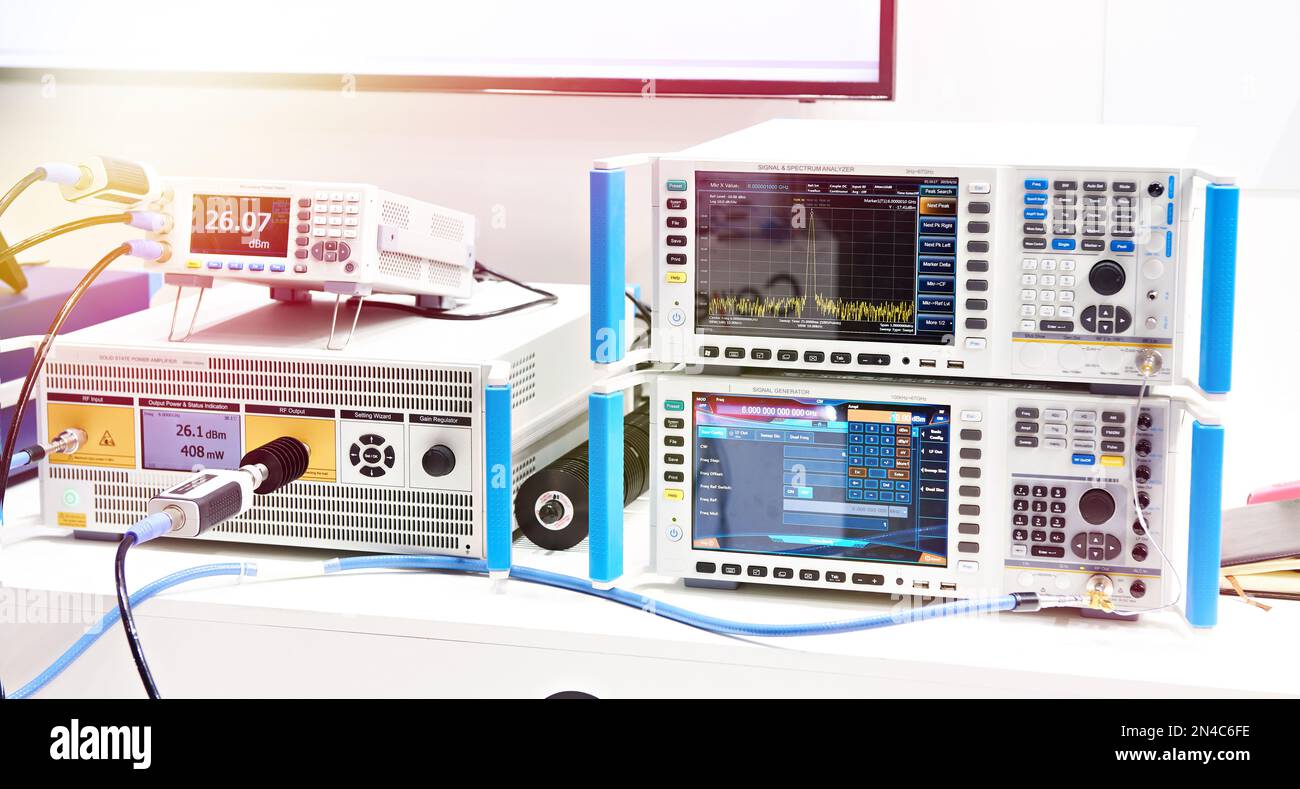 Moderner Signalgenerator, Spektrumanalysator in Ausstellung Stockfoto