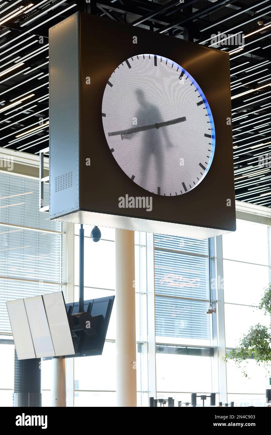 Uhrenanzeige im Flughafen Schiphol, Amsterdam Stockfoto