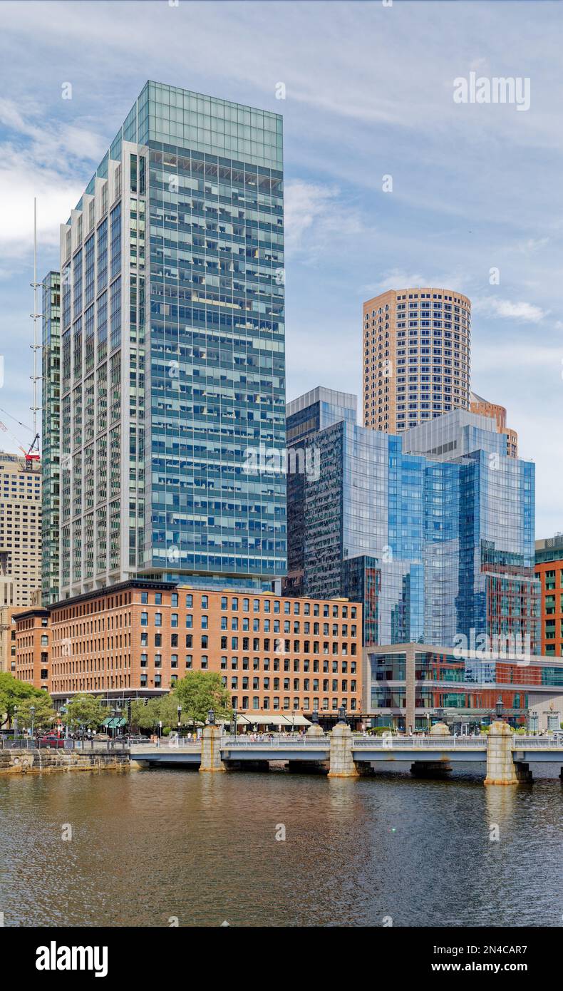 Boston Fort Point Channel: Atlantic Wharf ist ein Komplex aus Büroturm, der auf drei historischen Geschäftsgebäuden errichtet wurde, die zu Wohn- und Einzelhandelsgebäuden umgebaut wurden. Stockfoto