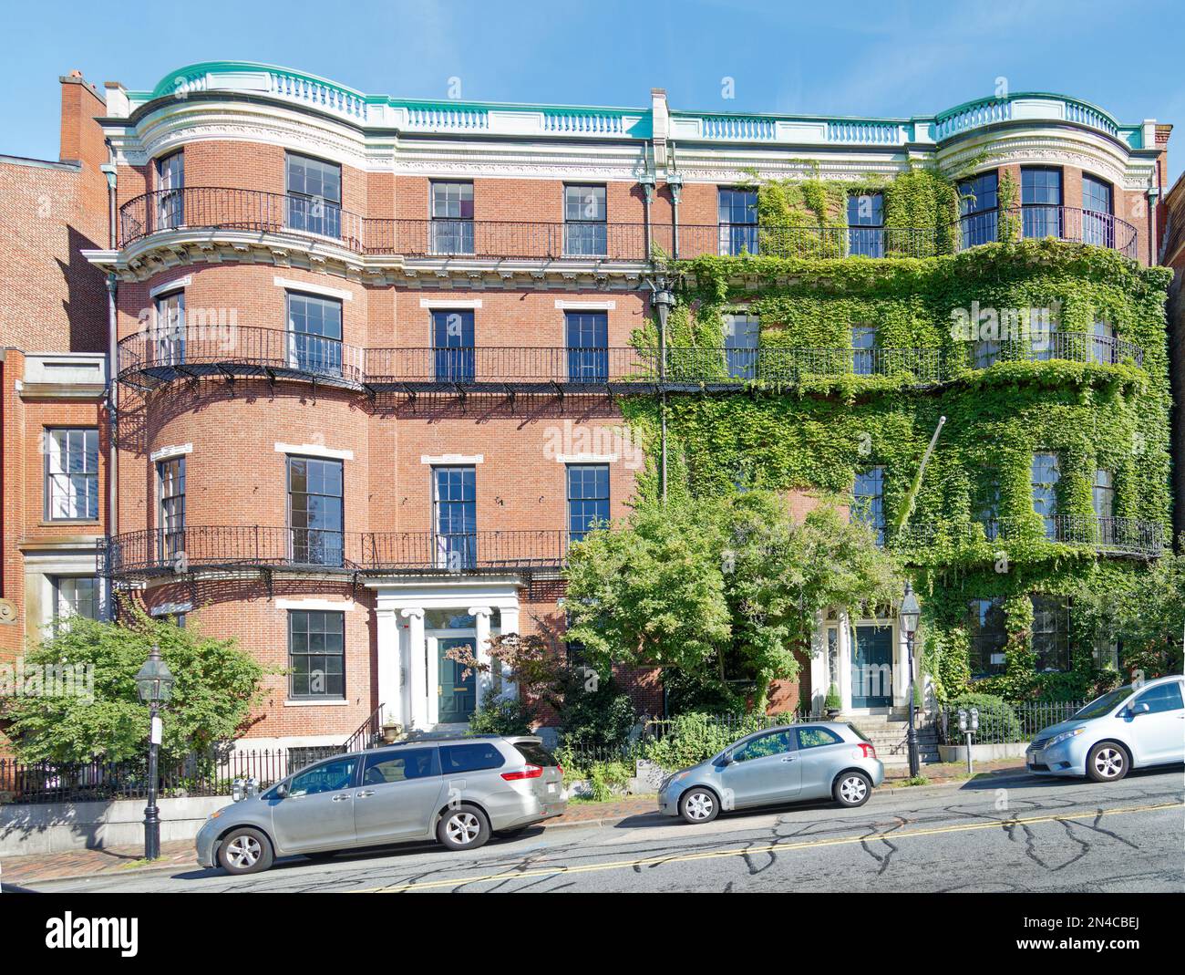 Boston Beacon Hill: 39-40 Beacon Street, auch bekannt als Nathan Appleton Residence und Appleton-Parker House, ist ein "Doppelhaus" der Federal/Greek Revival. Stockfoto