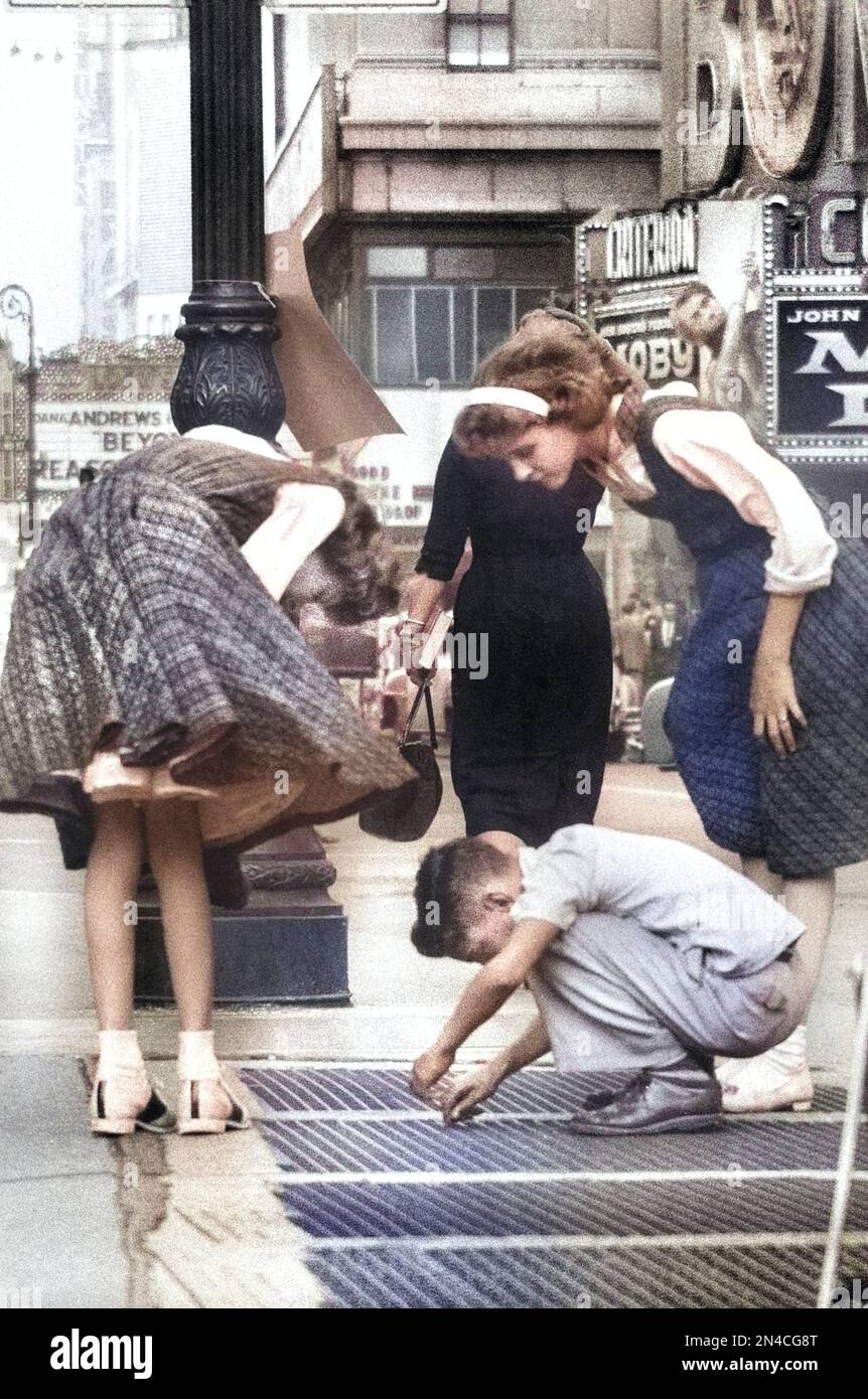 Kinder inspizieren den Gehsteig, Times Square, New York City, New York, USA, Angelo Rizzuto, Anthony Angel Collection, September 1956 Stockfoto