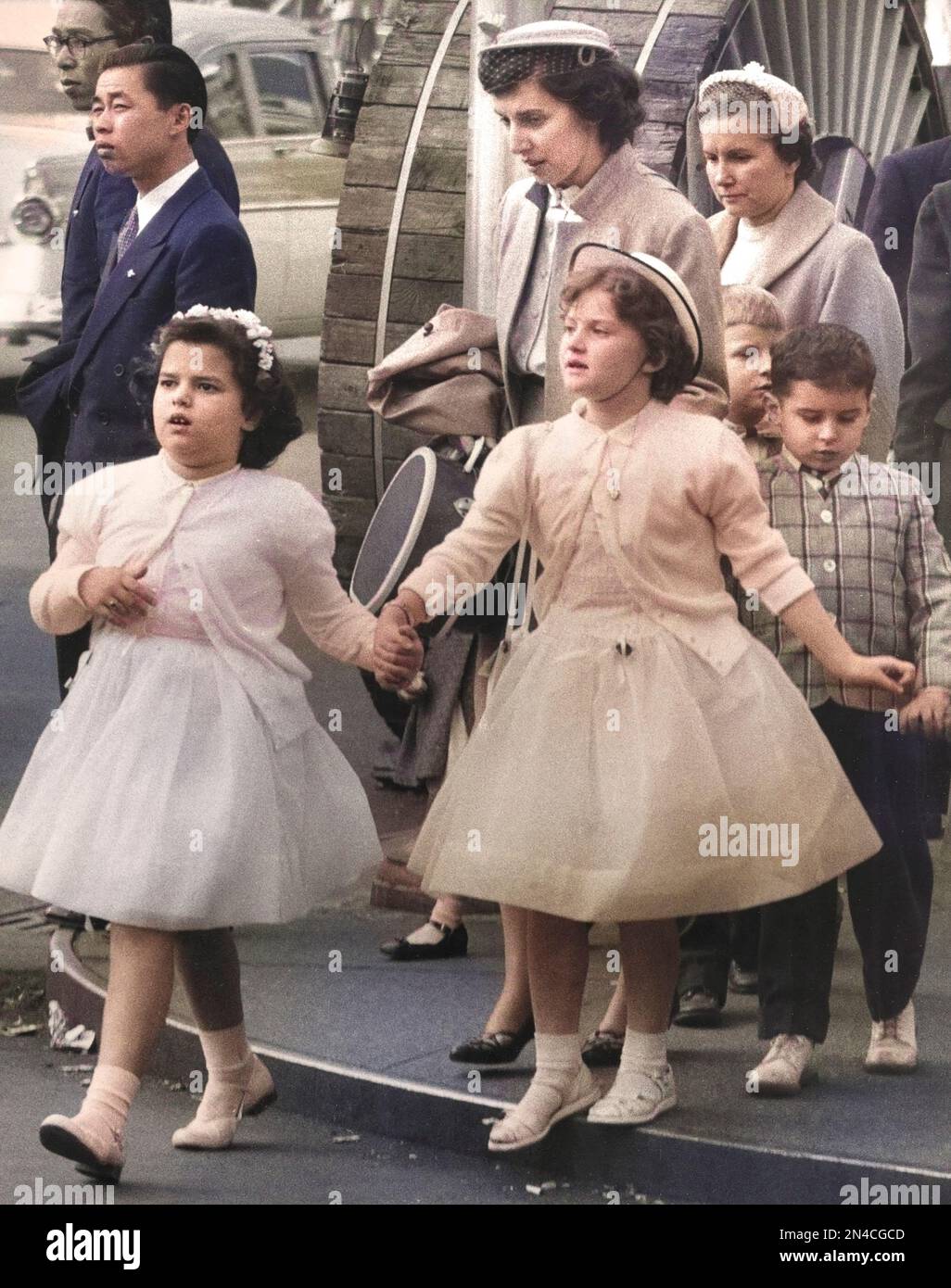 Zwei Frauen, zwei junge Mädchen und zwei junge Jungs in hübschen Kleidern, die gleich die Straße überqueren, New York City, New York, USA, Angelo Rizzuto, Anthony Angel Collection, Mai 1956 Stockfoto