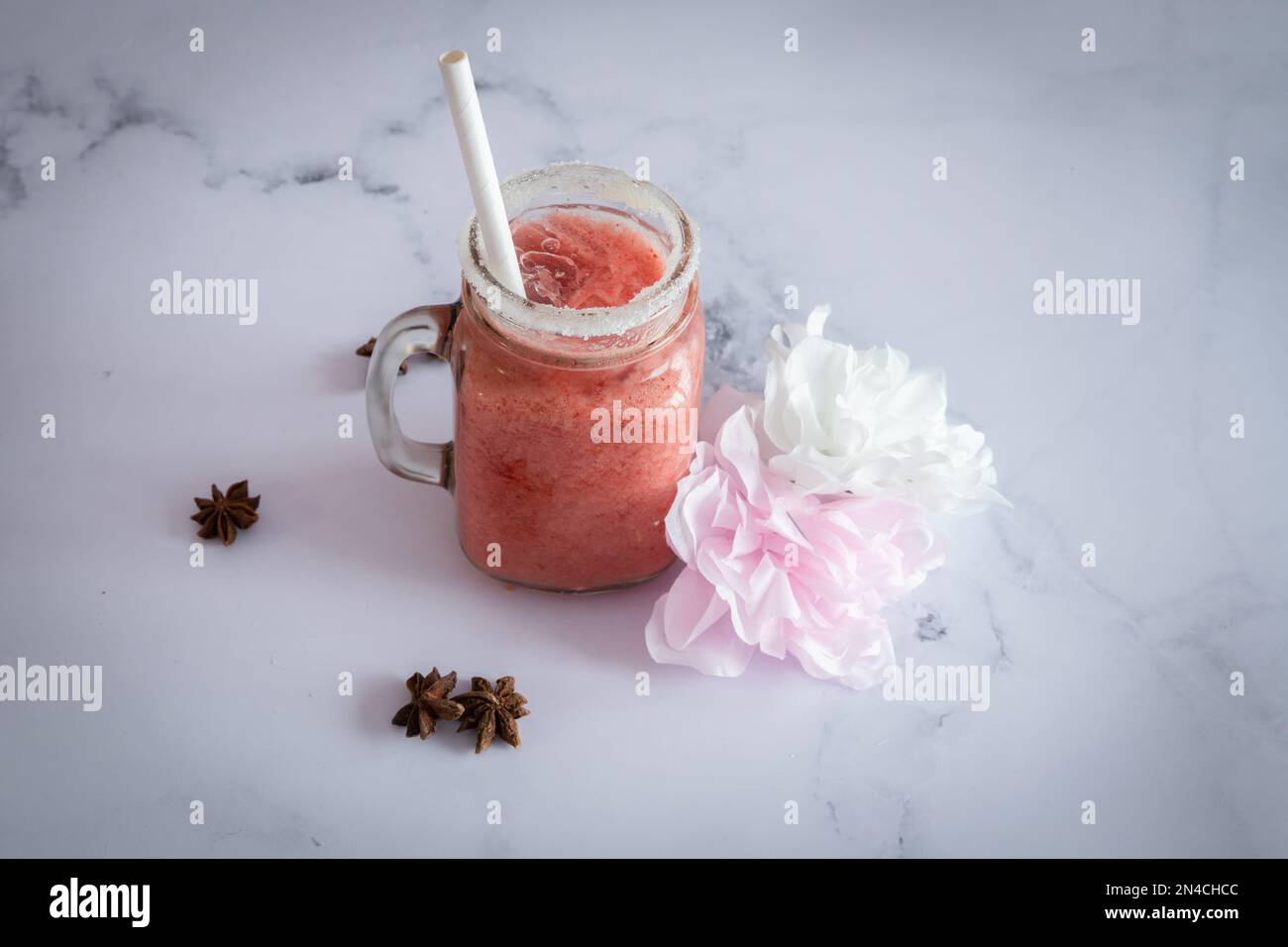 Erdbeerfrischer Smootie auf einem Marmortisch, bereit zum Essen Stockfoto