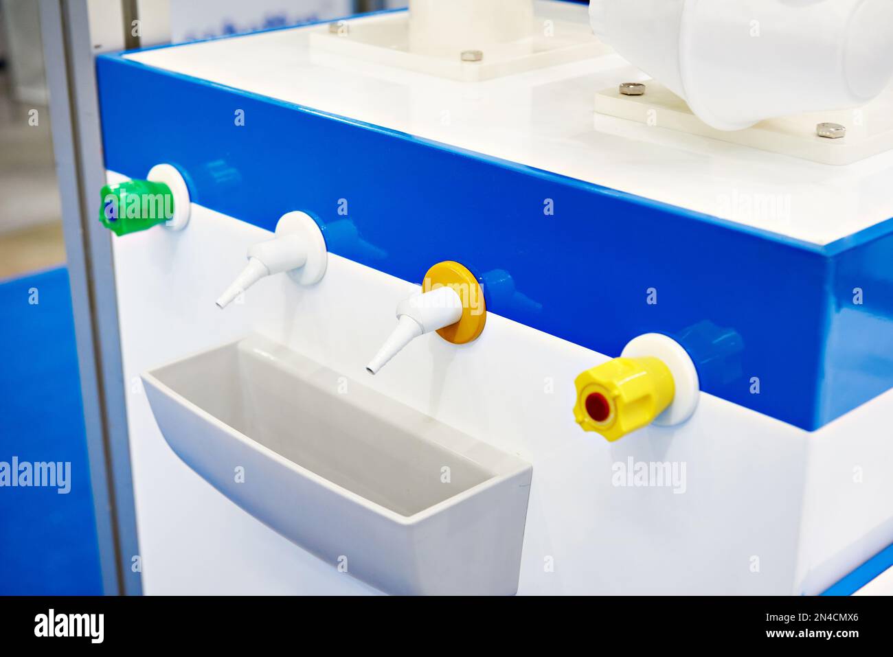 Hähne im Chemielabor Stockfoto