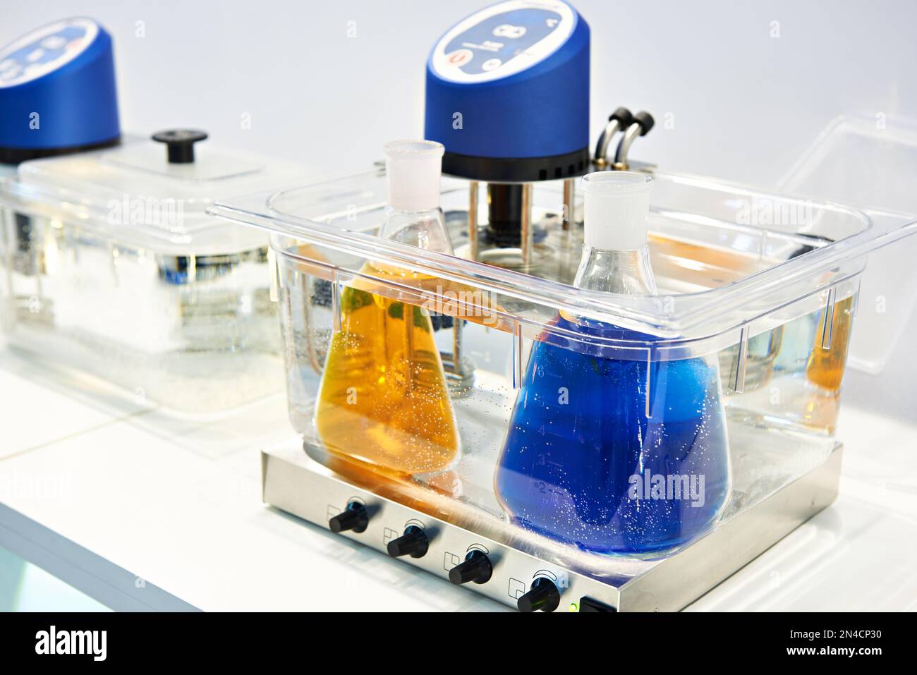 Magnetrührer im Chemielabor Stockfoto