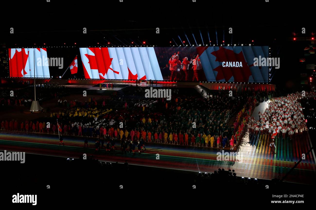 Canada’s flag bearer Susan Nattrass leads the team into the arena during the opening ceremony for the Commonwealth Games 2014 in Glasgow, Scotland, Wednesday July 23, 2014. (AP Photo/Alastair Grant) Stockfoto