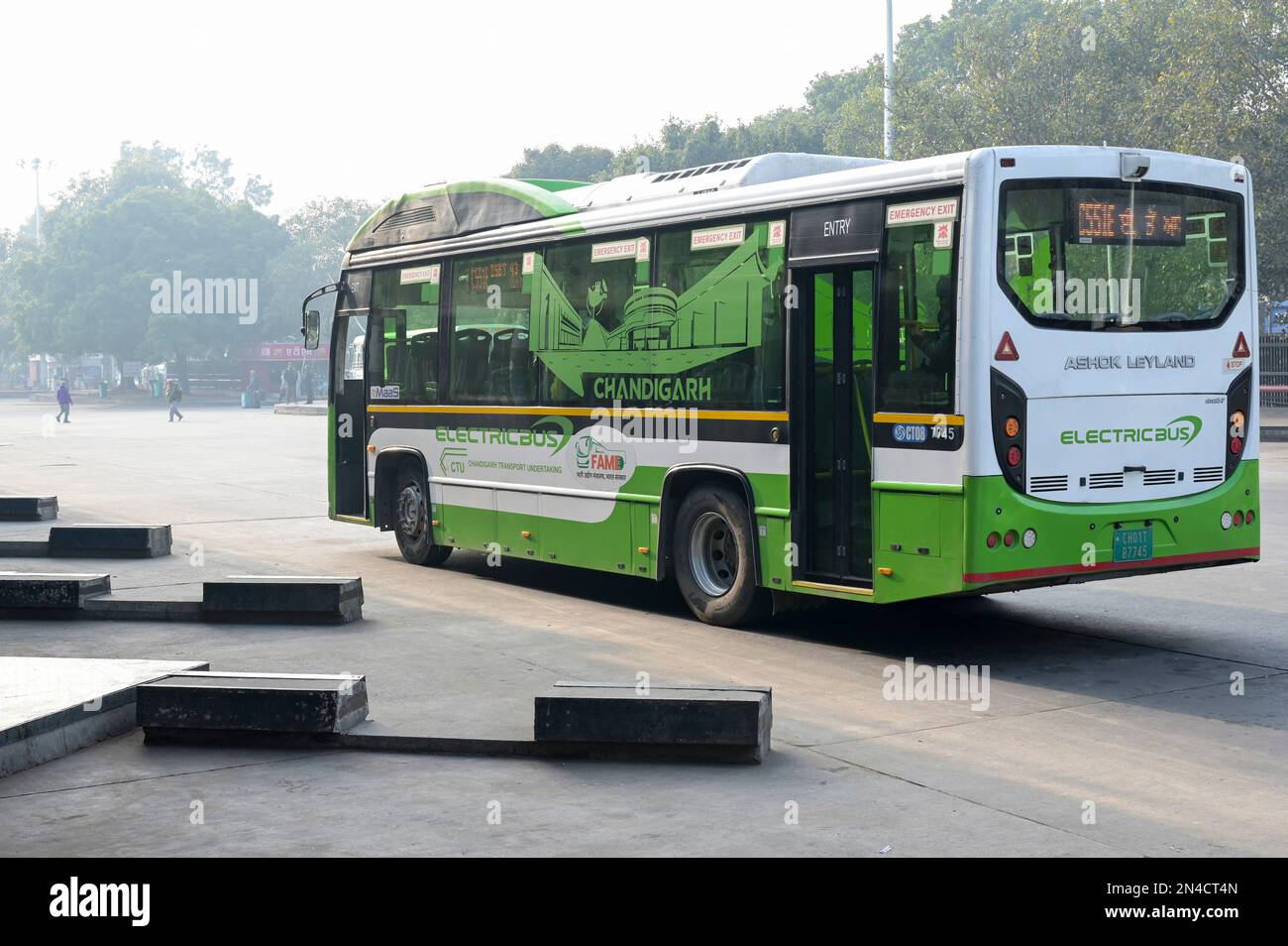 INDIEN, Chandigarh, Sektor 17, Interstaatlicher Busbahnhof, Elektrobus von Ashok Leyland für öffentliche Verkehrsmittel in der Stadt Stockfoto
