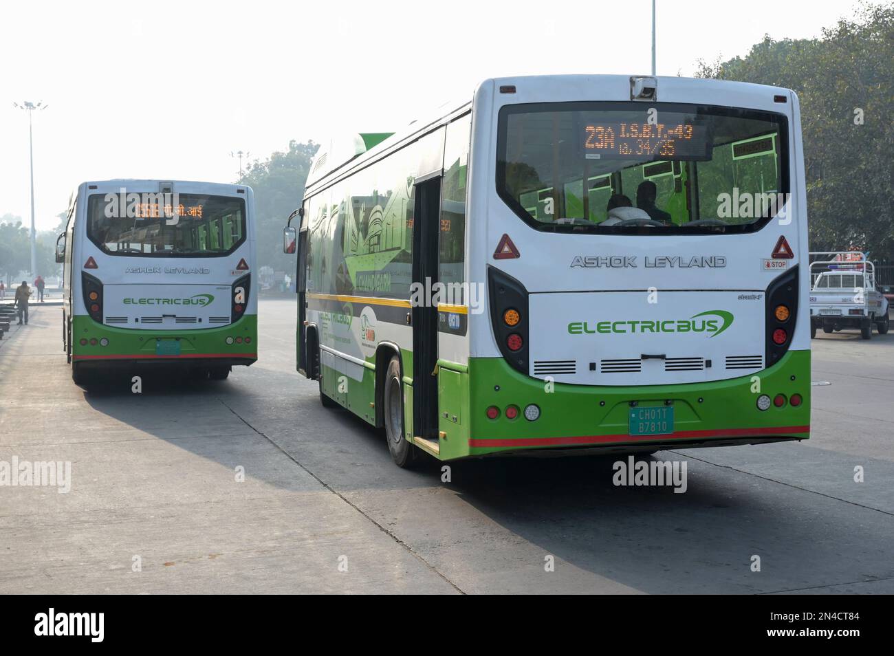 INDIEN, Chandigarh, Sektor 17, lokaler Busbahnhof, Ashok Leyland Elektrobus für öffentliche Verkehrsmittel Stockfoto
