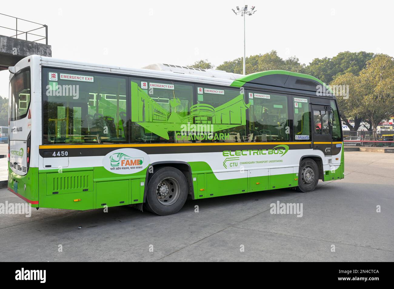 INDIEN, Chandigarh, Sektor 17, lokaler Busbahnhof, Ashok Leyland Elektrobus für öffentliche Verkehrsmittel Stockfoto
