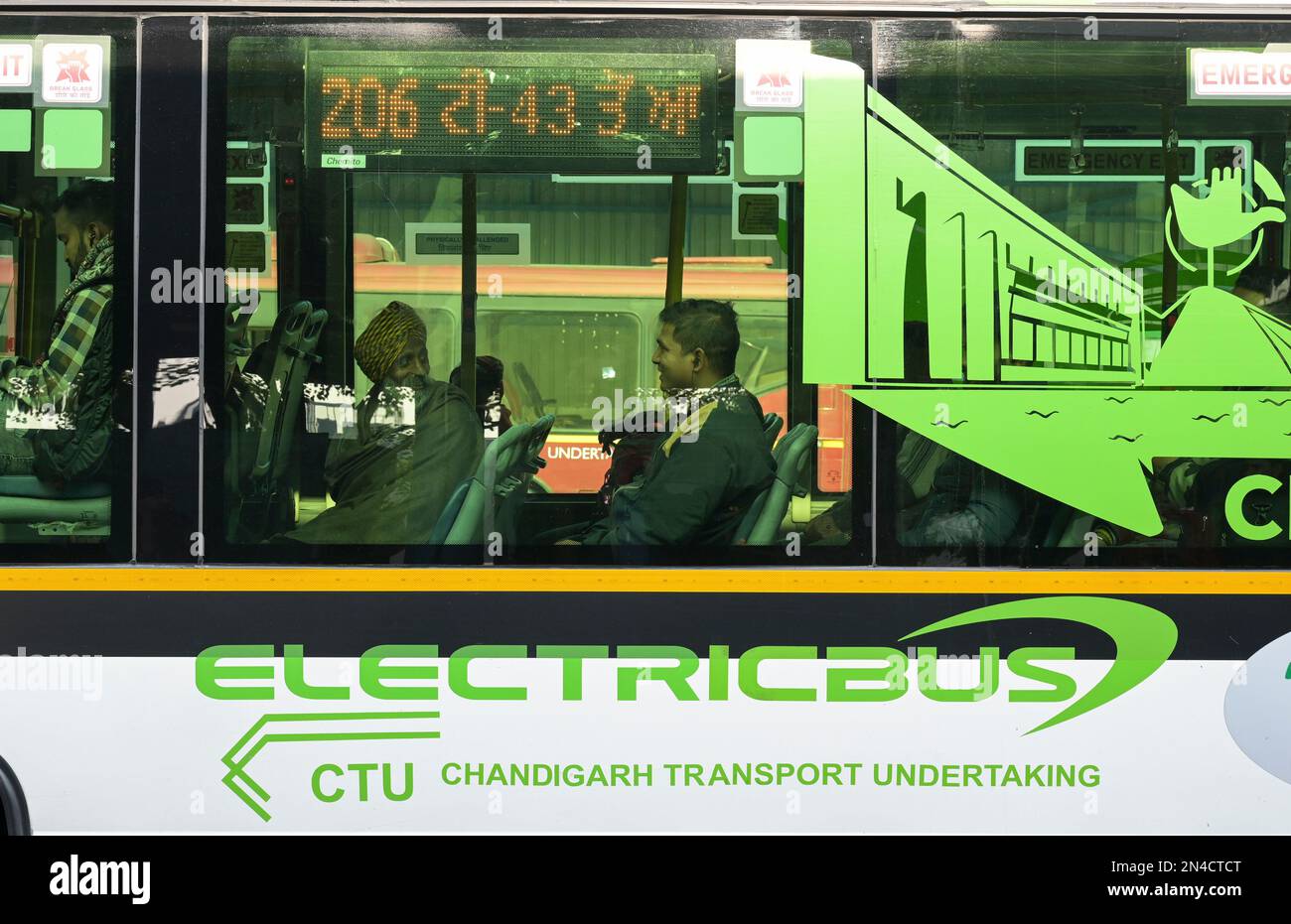 INDIEN, Chandigarh, Sektor 17, lokaler Busbahnhof, Ashok Leyland Elektrobus für öffentliche Verkehrsmittel Stockfoto