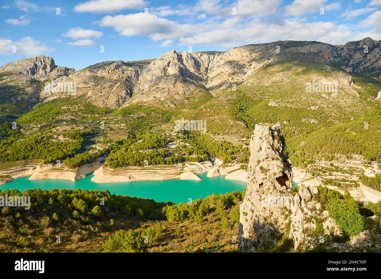 Guadalest Reservoir bei Sonnenuntergang mit seinem charakteristischen türkisfarbenen Wasser (Castell de Guadalest, Marina Baixa, Alicante, Valencian Community, Spanien) Stockfoto