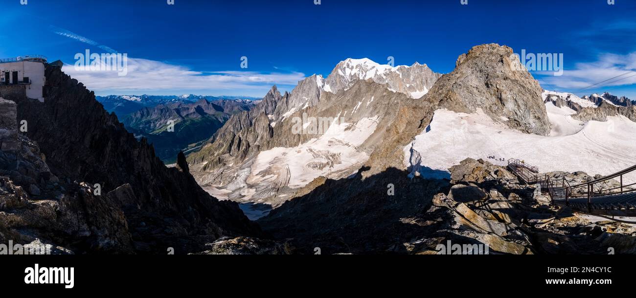 Panoramablick auf den Gipfel des Mont Blanc und die Gipfel südwestlich des Mont Blanc Massivs von Pointe Helbronner. Stockfoto