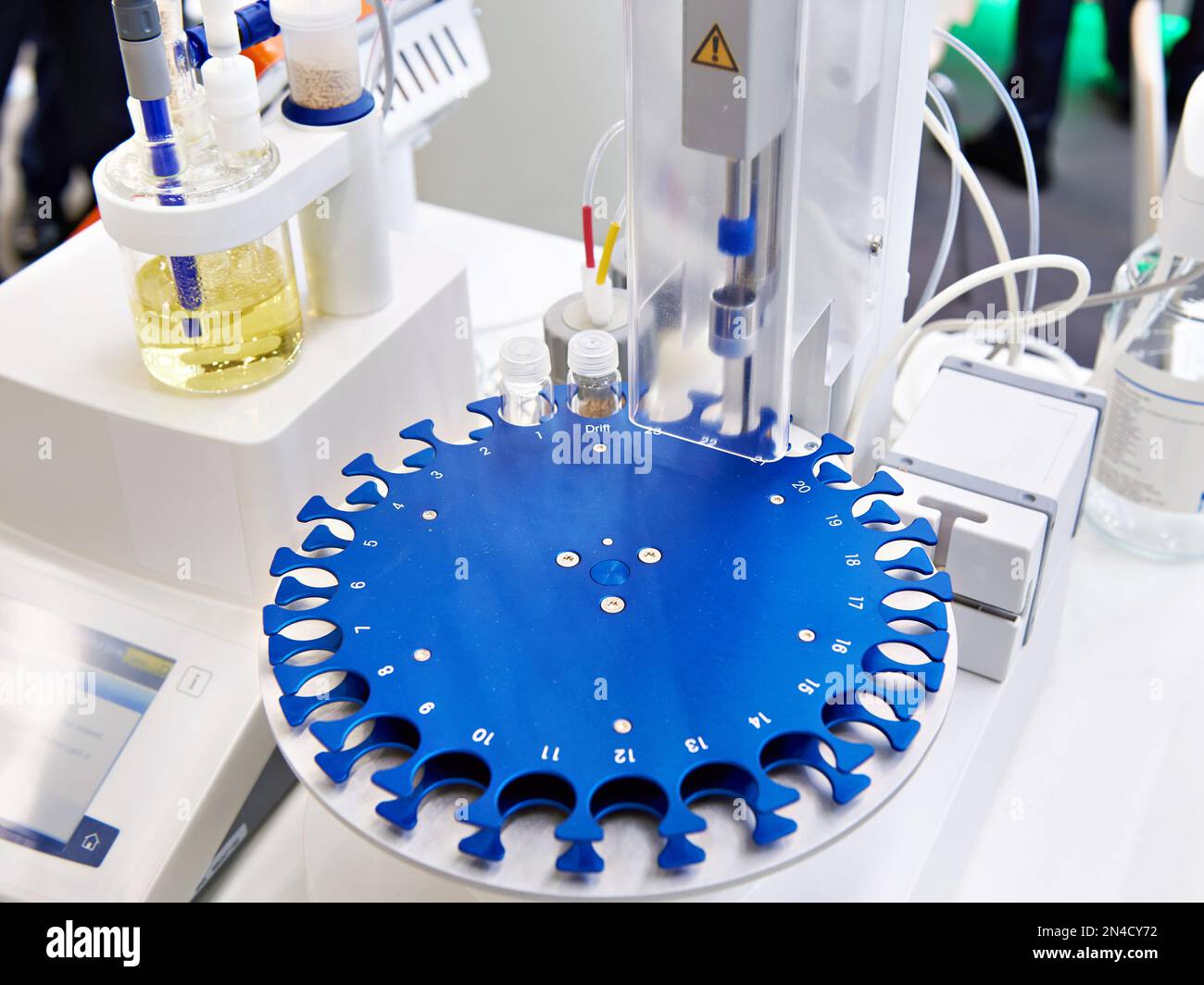Ofen-Autosampler zur Analyse des Wassergehalts Stockfoto