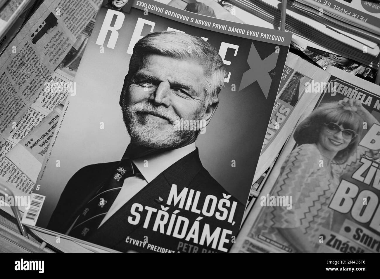 Prag, Tschechische Republik - Februar 5 2023: Petr Pavel neuer Präsident der Tschechischen Republik, pensionierter Armeegeneral und NATO-Beamter in Zeitungen, schwarz und weiß Stockfoto
