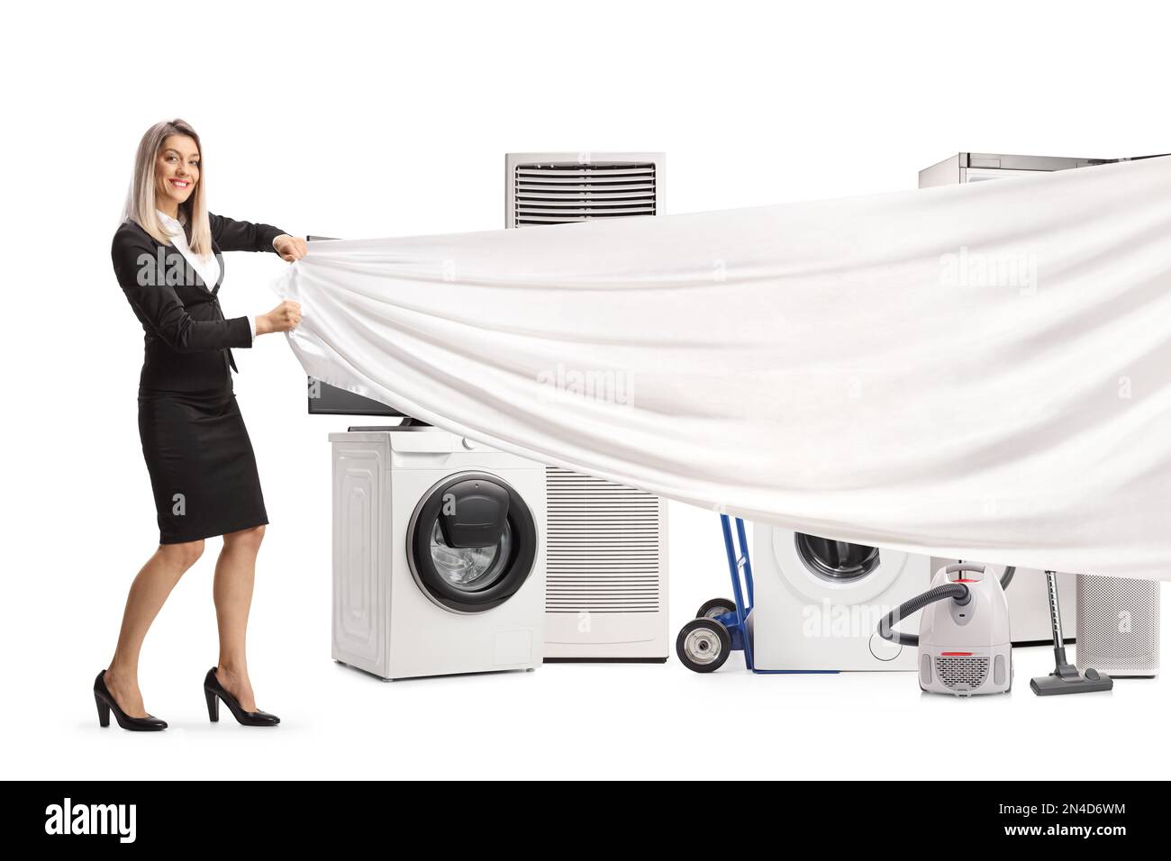 Weibliche Managerin hält ein weißes Stück Stoff vor elektrischen Geräten isoliert auf weißem Hintergrund Stockfoto