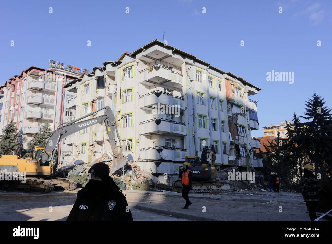 Gaziantep, Türkei. 8. Februar 2023. Gaziantep, Türkei. 08. Januar 2023 Nach  dem Erdbeben von 7,8 in der Südtürkei am Montag werden die Rettungseinsätze  in Gaziantep unaufhörlich fortgesetzt. Leblose Menschen ständige  Nachbeben-Wellen und