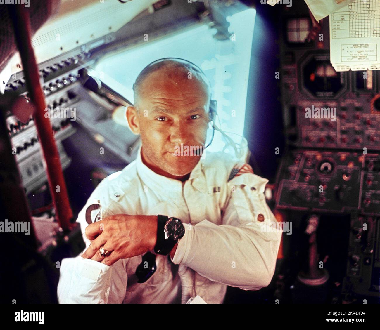 Diese Innenansicht des Apollo 11 Mondmoduls zeigt Astronaut Edwin E. Aldrin, Jr., Mondmodulpilot, während der Mondlandemission. Dieses Bild wurde von Astronaut Neil A. Armstrong, Kommandant, vor der Mondlandung aufgenommen. Stockfoto