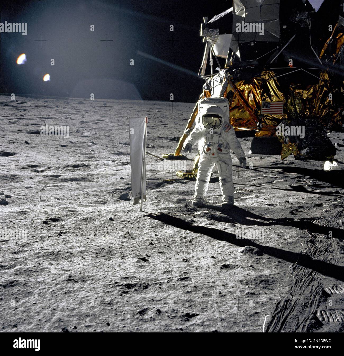 Der Astronaut Edwin E. Aldrin, Jr., Lunar Module Pilot, wird während der extravehikulären Aktivität von Apollo 11 (EVA) auf der Mondoberfläche fotografiert. Im rechten Hintergrund befindet sich das Lunar-Modul "Eagle". Rechts von Aldrin befindet sich das Experiment "Solar Wind Composition" (SWC), das bereits eingesetzt wurde. Dieses Foto wurde von Neil A. Armstrong mit einer 70-mm-Mondoberflächenkamera aufgenommen. Stockfoto