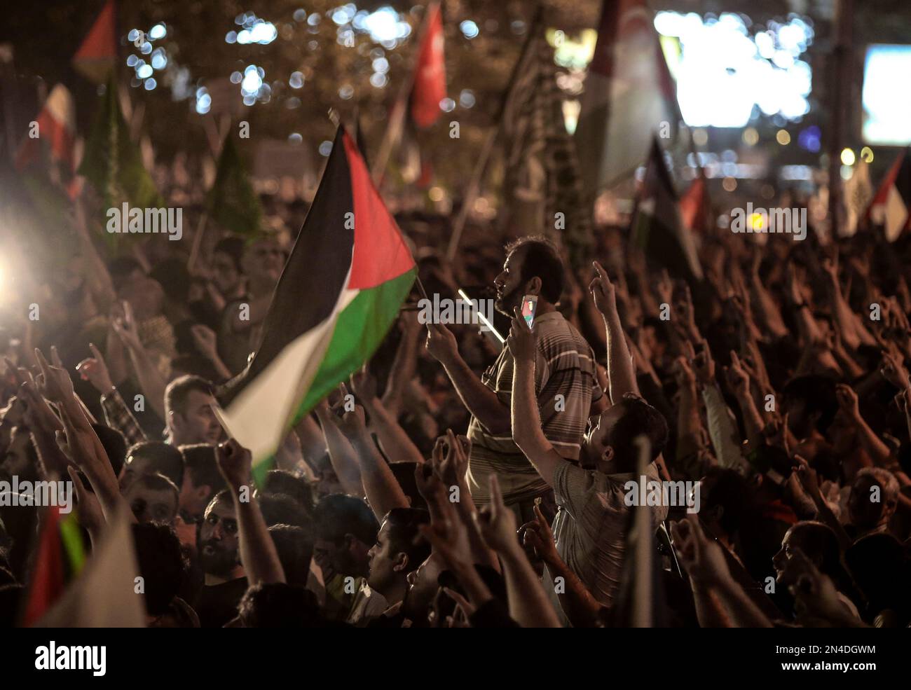 Pro-Palestinian Turks stage a protest rally against Israel outside the Israeli consulate after Israel launched a ground operation in Gaza Strip, in Istanbul, Turkey, early Friday, July 18, 2014. (AP Photo/Emrah Gurel) Stockfoto