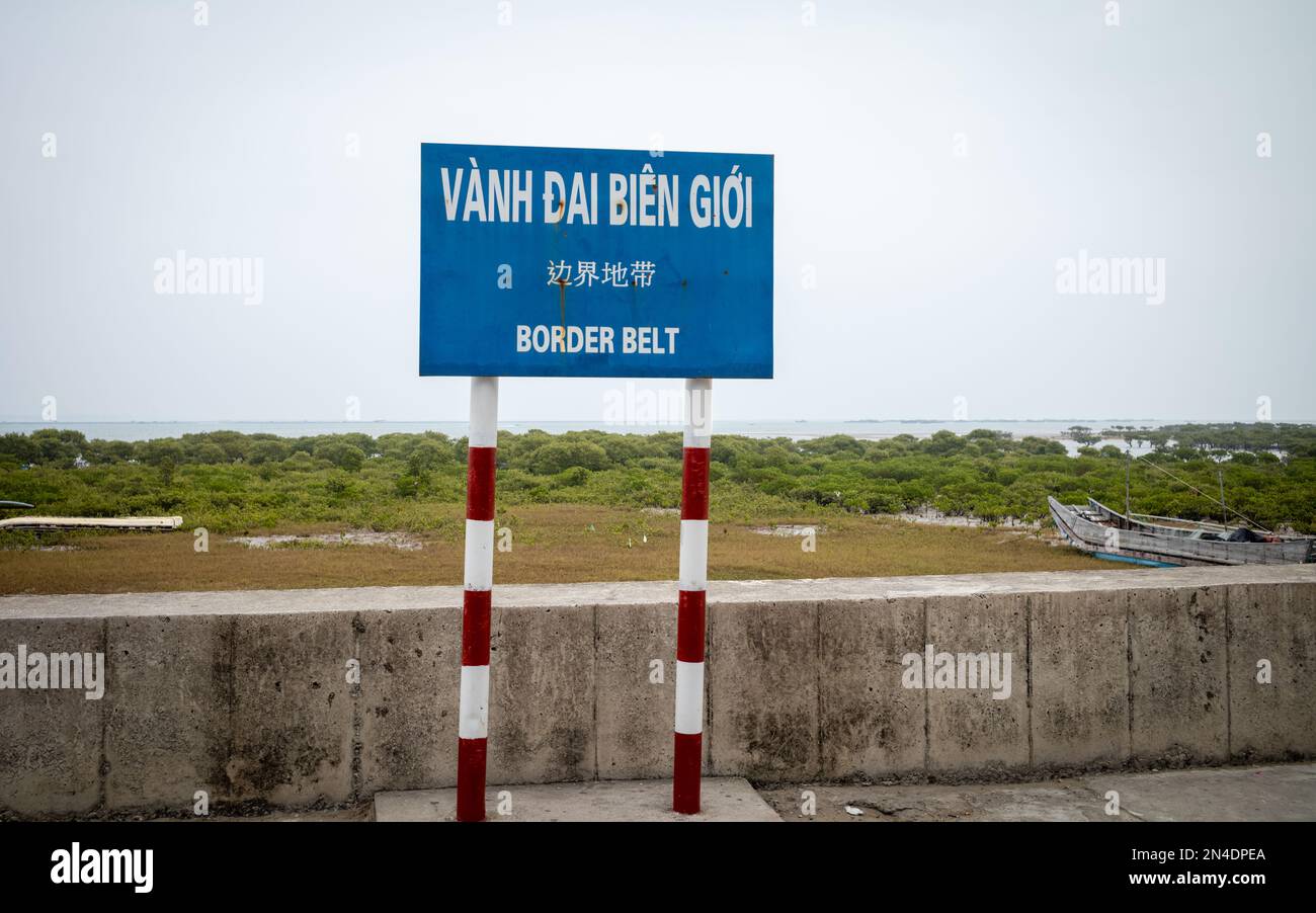 Ein Schild warnt die Menschen, dass sie sich an der internationalen Grenze zwischen Vietnam und China in Sa VI in der Nähe von Mong Cai, Vietnam, befinden. Stockfoto