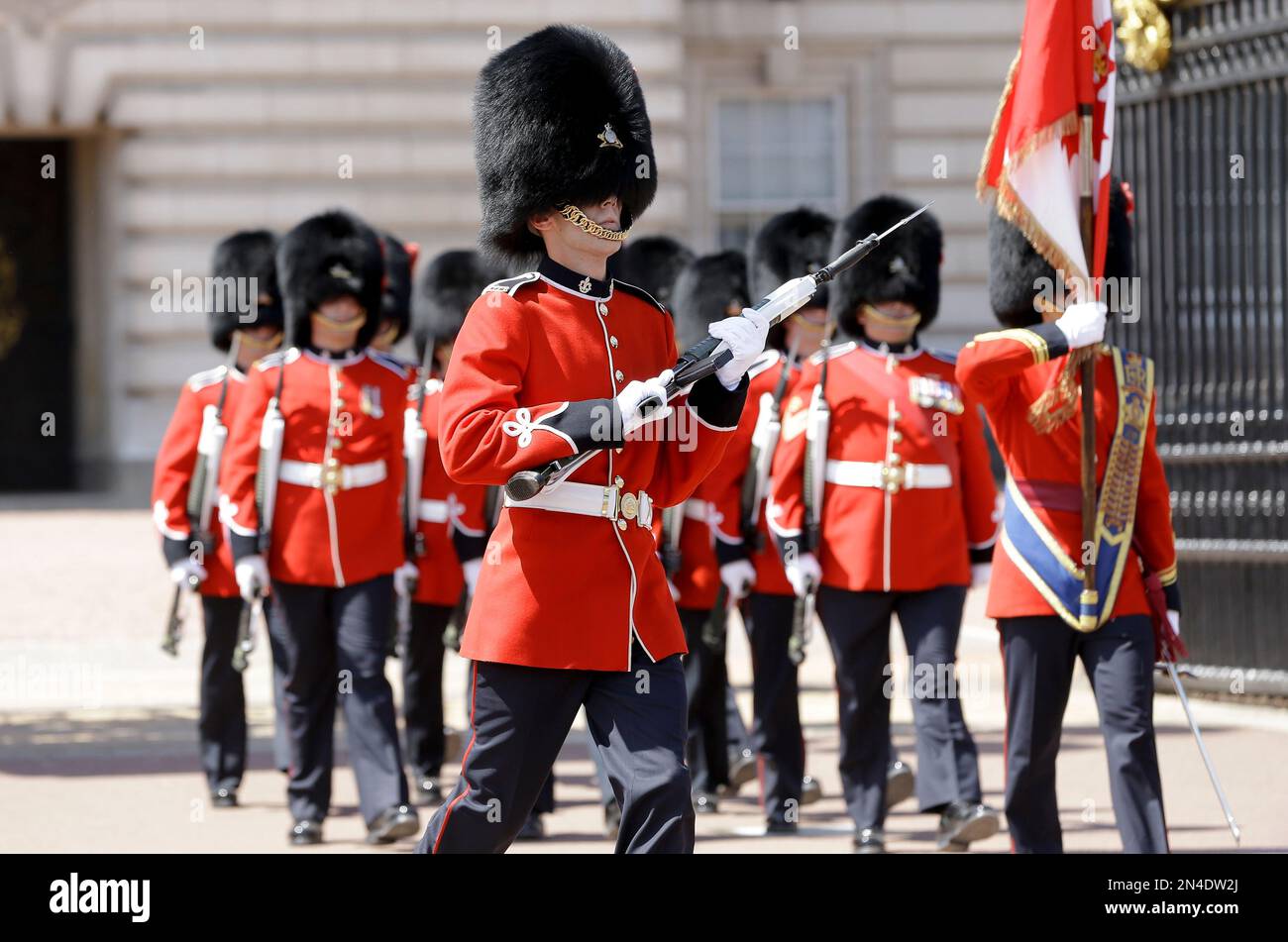 The Changing of the Guard Ceremony takes place at Buckingham Palace in London, Wednesday, July 16, 2014. A contingent of some 70 members of the Ceremonial Guard and dignitaries of the Royal 22e Regiment travelled to London, on Wednesday to stand guard at Buckingham Palace. The Royal 22e Regiment accomplished this task for the first time in the spring of 1940 at the request of His Majesty King George VI, Colonel-in-Chief of the Regiment. It was a first for the King's Guard Sentinels to receive commands, not only from a non-British unit, but also in French. (AP Photo/Kirsty Wigglesworth) Stockfoto