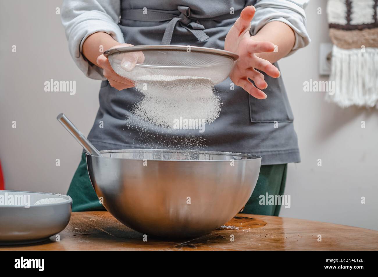 Kochen Sie Mehl durch das Sieb, um Teig zu machen Stockfotografie - Alamy