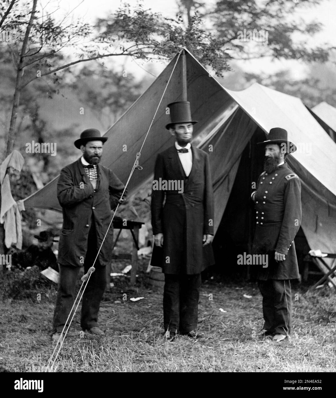 Allan Pinkerton. Foto des schottischen amerikanischen Detektivs Allan J. Pinkerton (1819-1884) mit Präsident Abraham Lincoln und Major General John A. McClernand in Antietam im Jahr 1862 Stockfoto