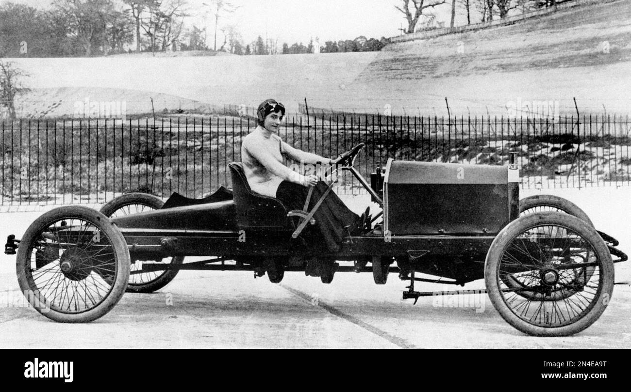 Dorothy Levitt. Porträt der britischen Rennfahrerin und Journalistin Dorothy Elizabeth Levitt (geboren: Elizabeth Levi; 1882-1922), die einen 26hp Napier in Brooklands, 1908, fährt. Stockfoto