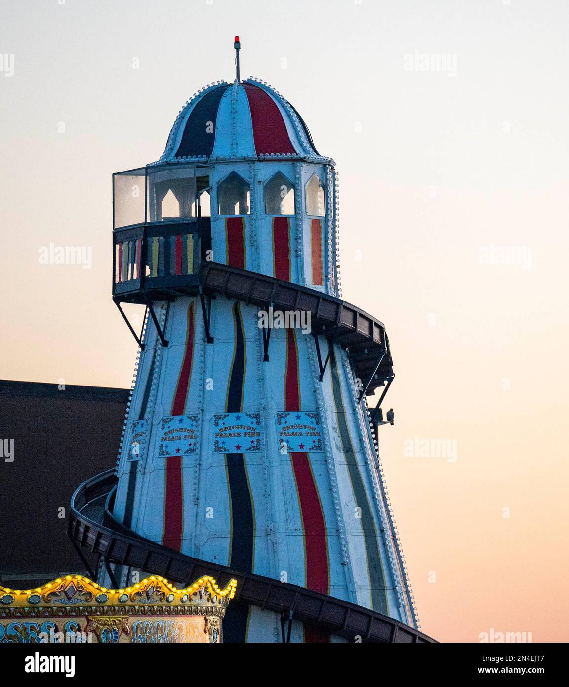 Brighton UK 8. Februar 2023 - A Peregrine Falcon jagt Stars bei Sonnenuntergang von ihrem Platz am Brighton Palace Pier Shelter Skelter nach einem Tag Sonnenschein an der Südküste : Credit Simon Dack / Alamy Live News Stockfoto