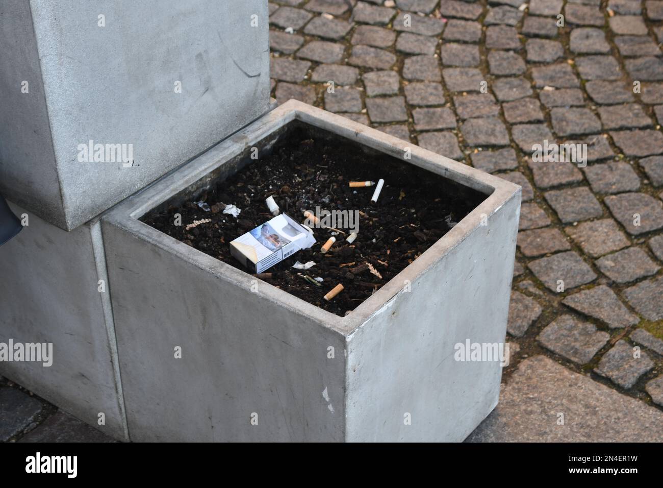 Kastrup/Kopenhagen /Denmmark/08 Febraur 2023/Restaurantarbeiterin, die Zigarettenabfälle in der dänischen Hauptstadt sammelt (Foto: Francis Joseph Dean/Dean Pictures) Stockfoto