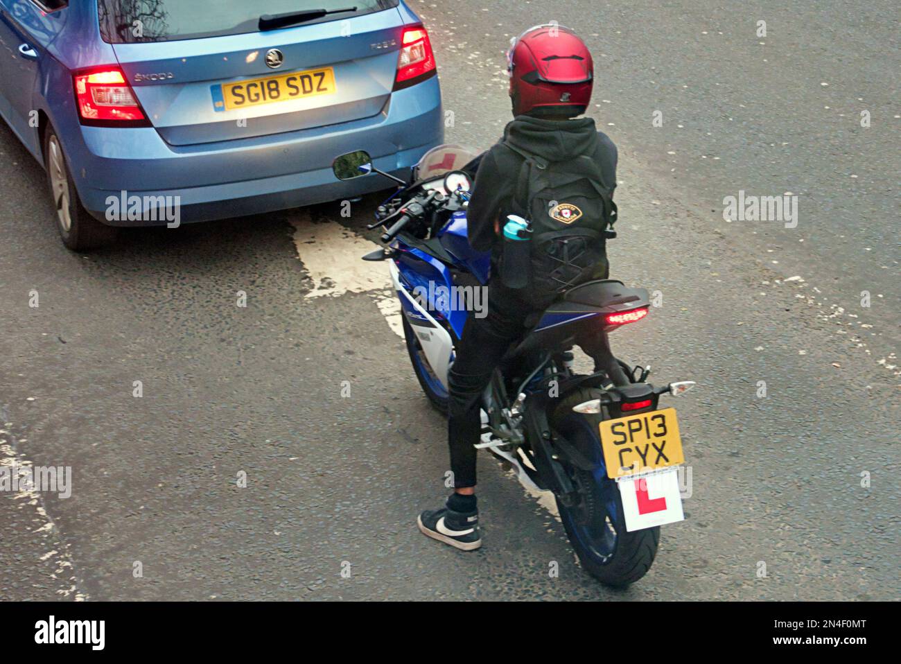 west End Great Western Road, die Spitze der byres Road, während ein Motorrad an der Ampel auf die Straße wartet Stockfoto