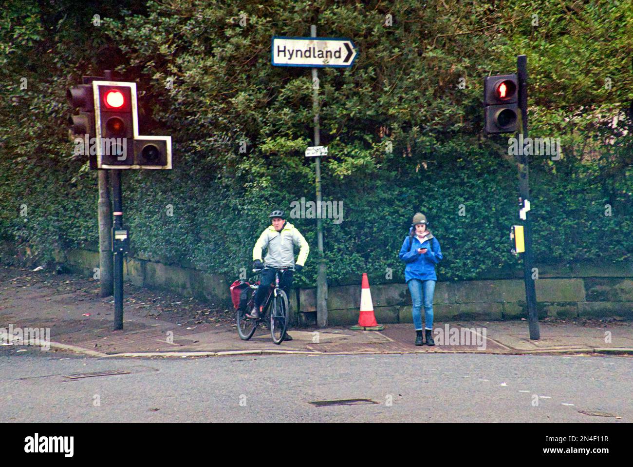 west End Great Western Road, die Spitze der Hyndland Road, während die Leute an der Ampel auf die Straße warten Stockfoto