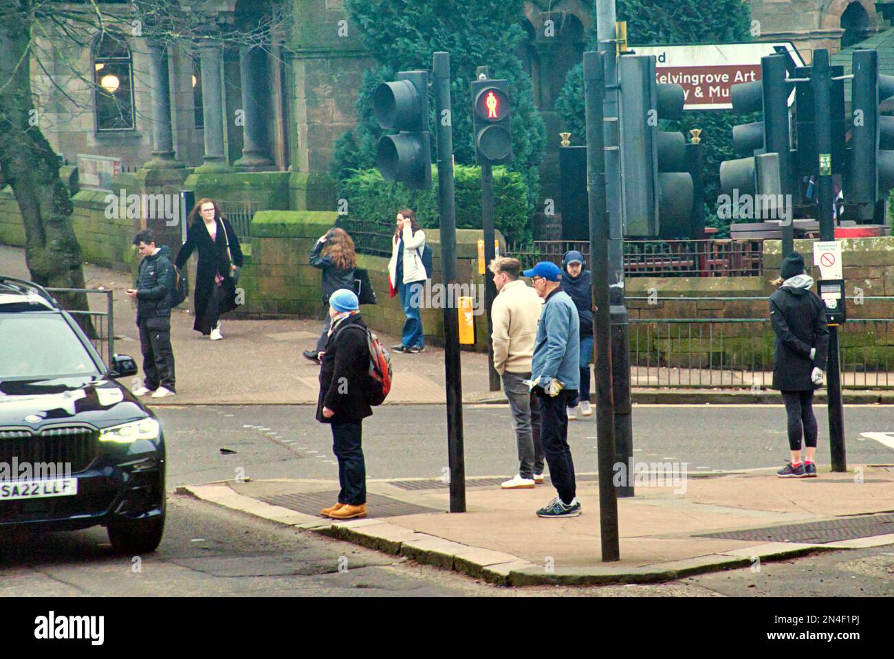 west End große Western Road, oben auf der byres Road, während die Menschen warten, um die Straße an der Ampel zu den botanischen Gärten oder den Botanischen Gärten zu überqueren Stockfoto